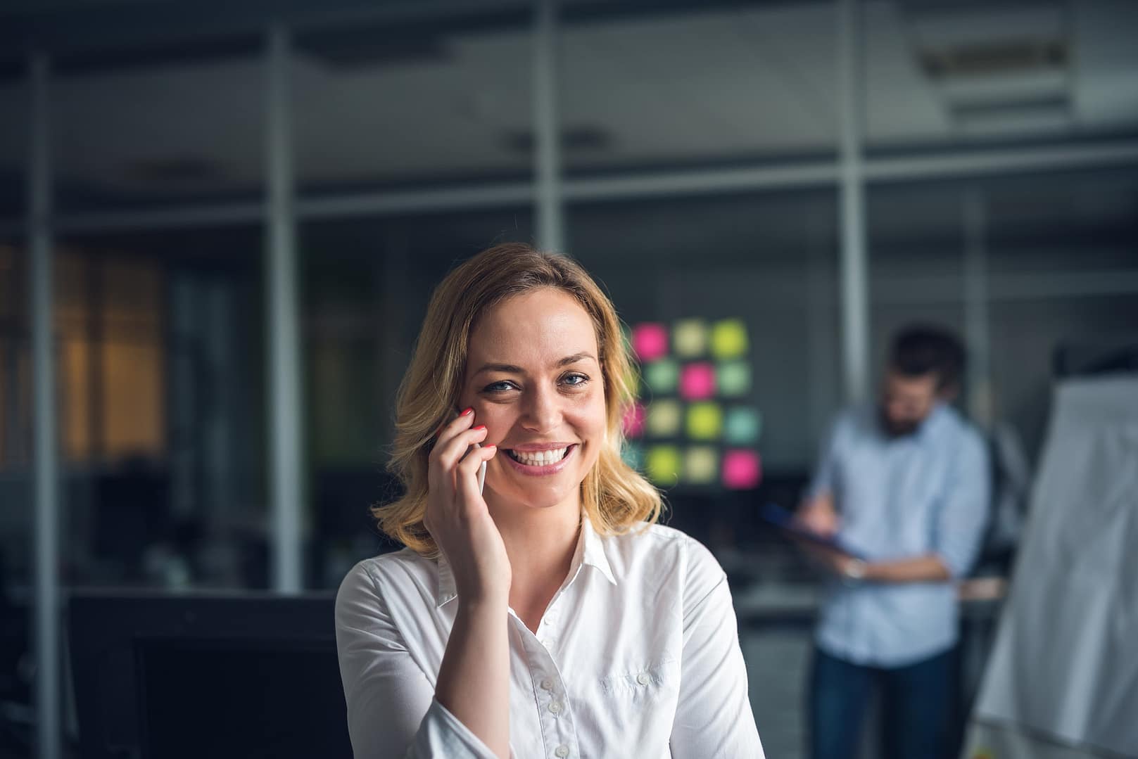 donna felice di attrarre senza sforzo e aspettative i suoi clienti senza usare la buyer persona Attrarre Senza Aspettative: La Buyer Persona Non Serve a Niente - Marco Munich, Marketing e Personal br anding Olistico