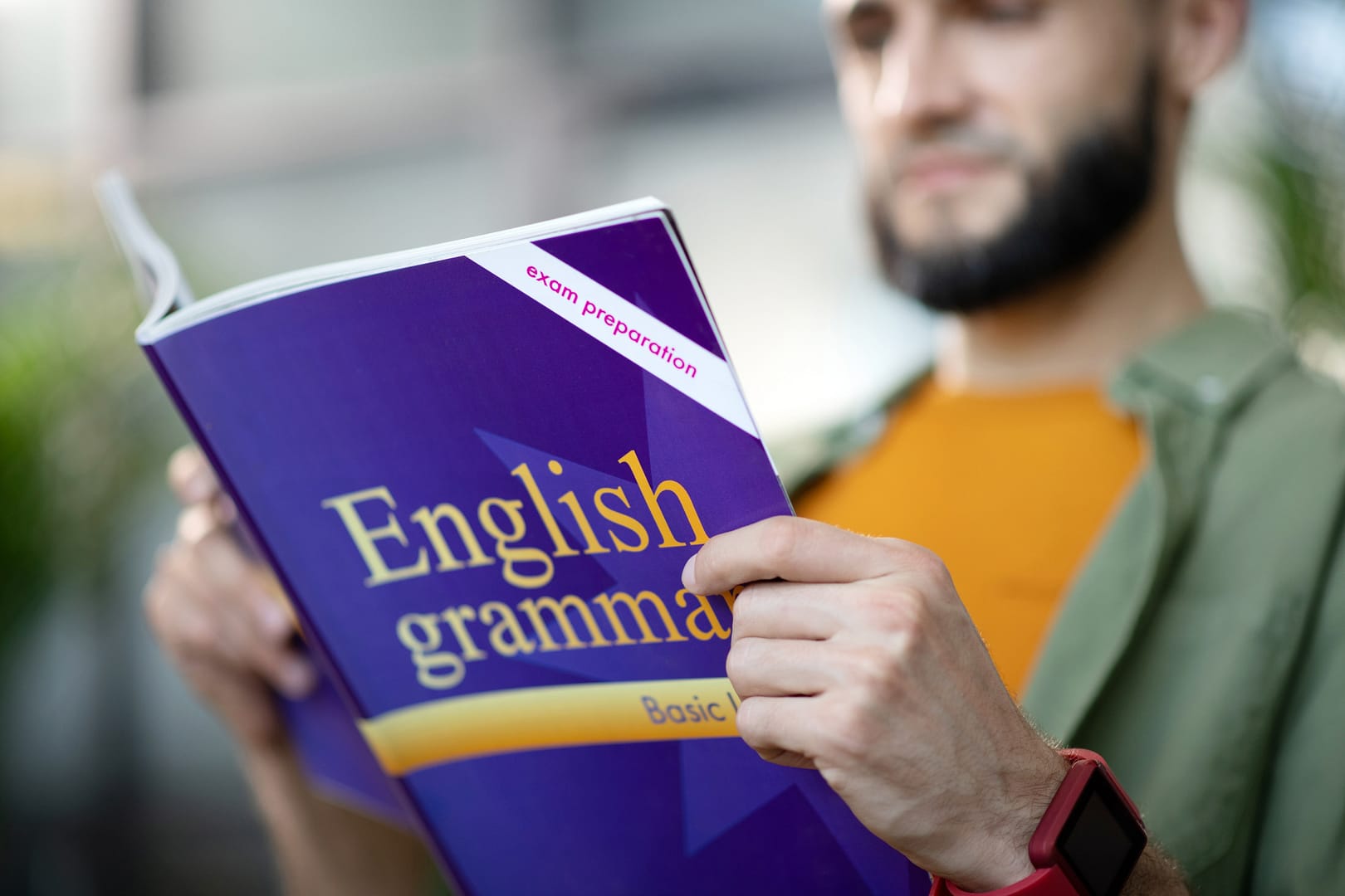 Un professionista dell'olistico che studia inglese, la lingua inglese è fondamentale per ampliare la propria visione olistica - Marketing Olistico