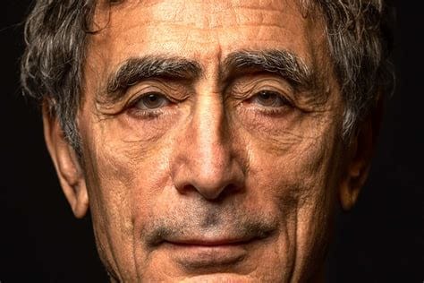 Il Dr. Gabor Maté è un noto medico, psicologo e scrittore canadese, noto per i suoi studi sulla relazione tra traumi infantili, salute mentale e dipendenze. Nella foto, lo vediamo mentre parla a un pubblico affascinato dalle sue parole, con il suo sorriso accattivante e gli occhi brillanti di passione per la sua missione di aiutare le persone a riconnettersi con la loro autenticità interiore. Con la sua esperienza e la sua conoscenza approfondita, il dott. Maté è un punto di riferimento per tutti coloro che cercano di superare le proprie difficoltà e di vivere una vita autentica e soddisfacente.